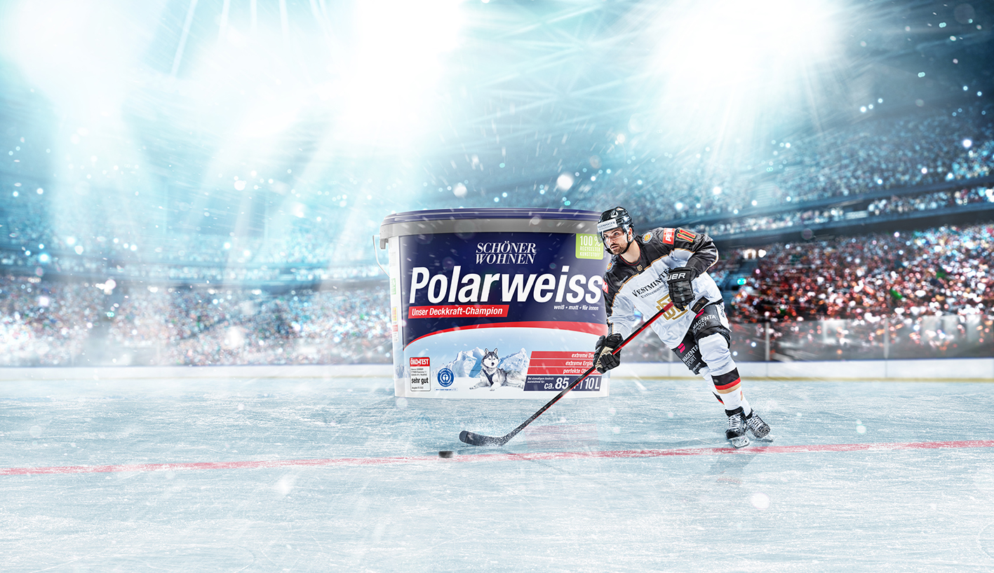 Polarweiss Farbeimer und deutscher Eishockey Nationalspieler auf einem Eishockeyspielfeld
